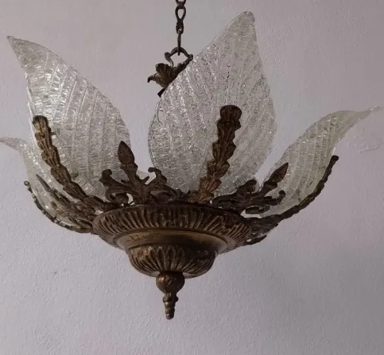 Lustre para 6 luzes em metal dourado e folhas em espesso vidro