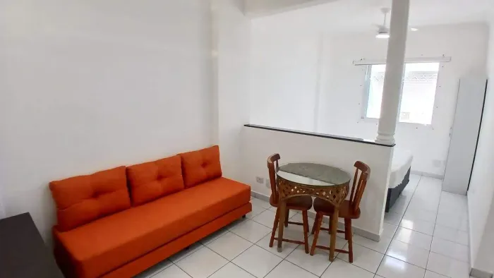 Oportunidade! Kitnet mobiliado na quadra da praia.