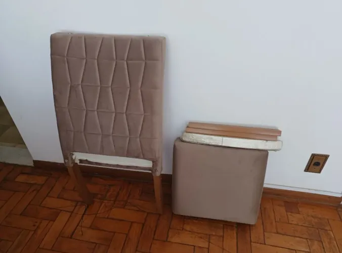 Cadeira de veludo marron desmontada, sem os parafusos de montar 