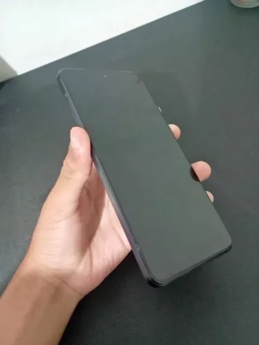 Smartphone Motorola Moto G84, 5G, 256GB, 8GB RAM, único detalhe um trincado fio de cabelo