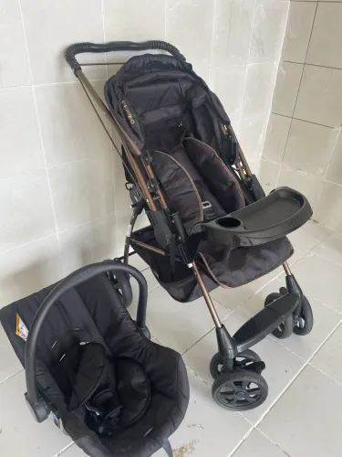 Carrinho de bebê com bebê conforto $580