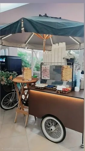 Vendo charmosa food bike semi nova em perfeito estado com certinho e umbrelone tipo couro 