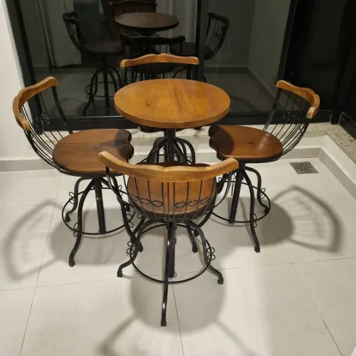 Conjunto de mesa e banquetas bistrô