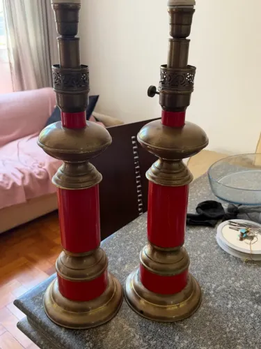 Par de abajures Rústico Vintage Vermelho com detalhes de metal envelhecido