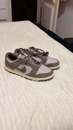 Tênis Nike Dunk roxo e cinza 