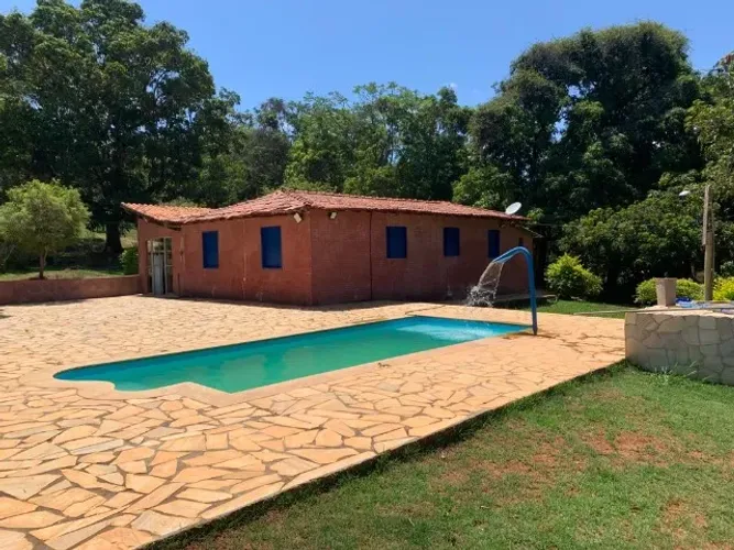 Fazendinha 10 ha, casa, área externa com piscina, casa de caseiro, cisterna, riacho.