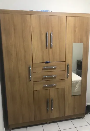 Guarda roupa 4 portas e 3 gavetas