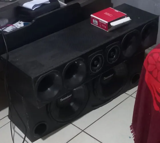 Caixa de som automotivo