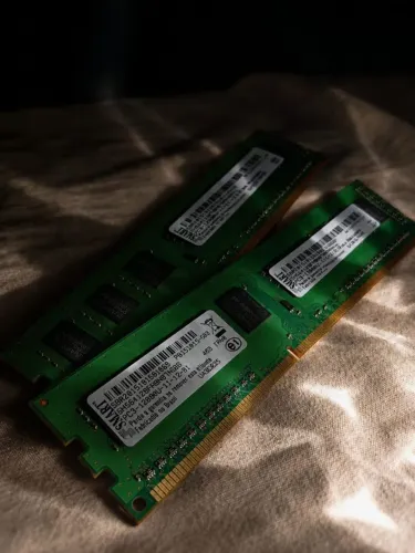 Dois pentes de memórias 4GB DDR3 2133mhz