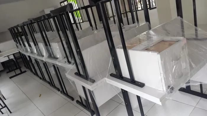 Mesa de escritório com duas gaveta.