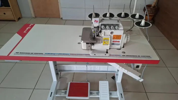Maquina de Costura 5 fios exelente estado