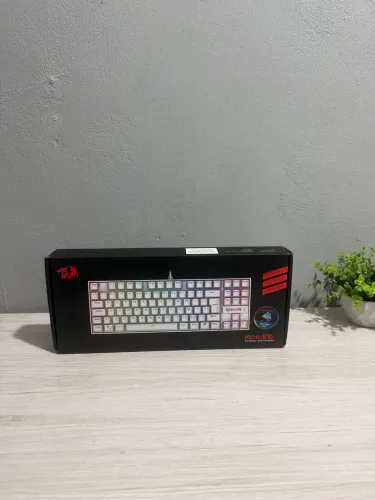 Teclado gamer Redragon Kumara Branco com fio