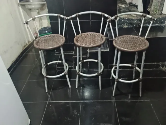 Vendo esses bancos altos de alumínio e assento de palha