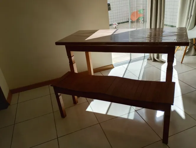 Mesa rústica e banco