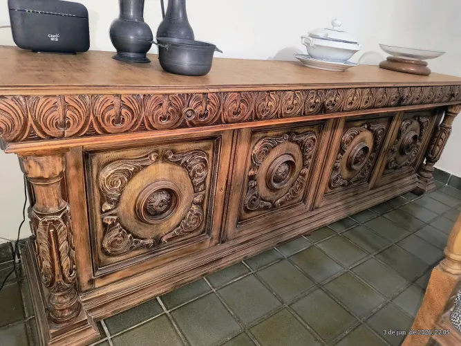 Buffet estilo colonial português clássico madeira maciça entalhada . Divido no cartão 