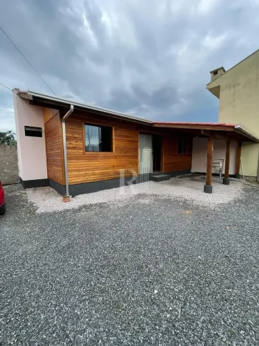 Casa para locação com dois dormitórios e área de lavanderia coberta, Joaia, Tijucas, SC