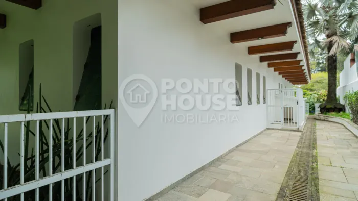 Casa à venda na Saúde, 3 suítes (1 máster),8 vagas de garagem e piscina