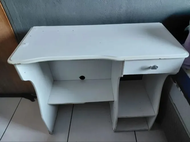 Mesa de Computador / Escrivaninha Branca Compacta (Com Detalhes)