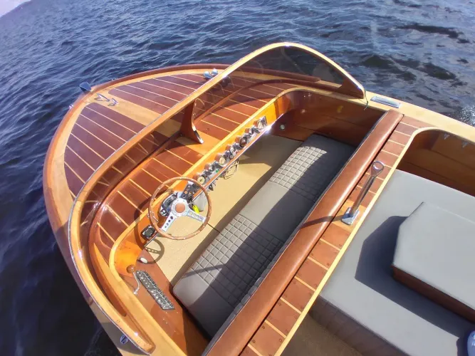Lancha clássica de madeira Maxboat