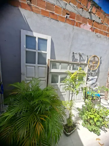 Vendo um janelão e uma porta 