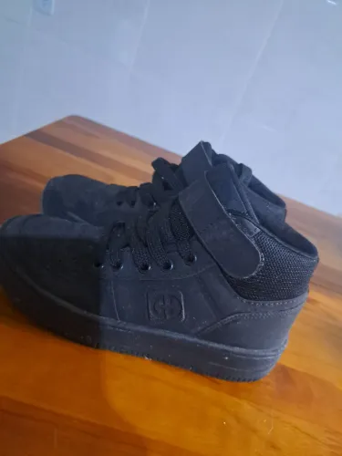 Linda botinha masculina preta pouco usada. N 33