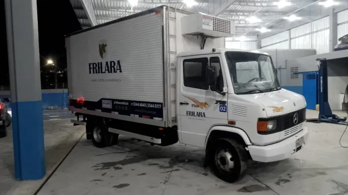 MB 710 plus com baú frigorífico