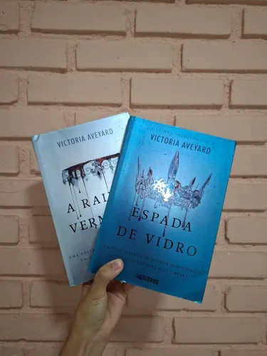 A Rainha Vermelha e A Espada de Vidro - Victoria Aveyard