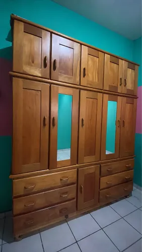 Guarda-roupa de madeira 