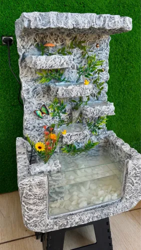 Linda fonte de água com aquário completa