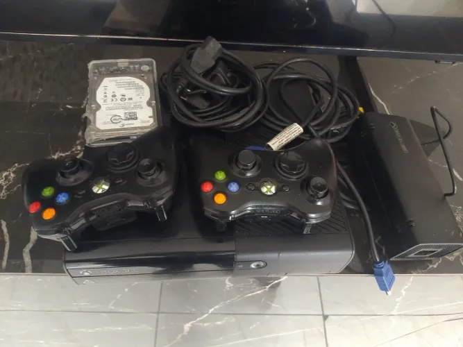 Vendo Xbox 360 com 33 jogos no HD com 2 controles mais Kinect