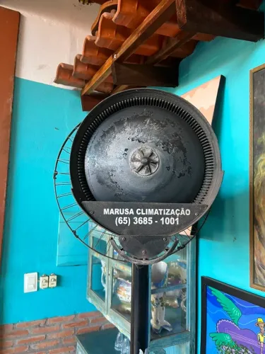 Climatizador com pedestal e suporte para água