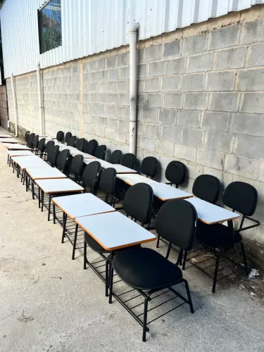 Cadeira universitária preta