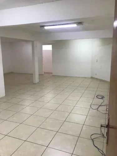 Sala comercial cp, 2 banheiros e copa, ótima localização