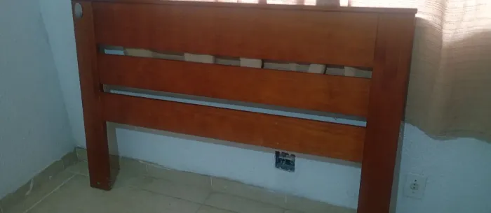 Cabeceira de cama de casal em madeira maciça