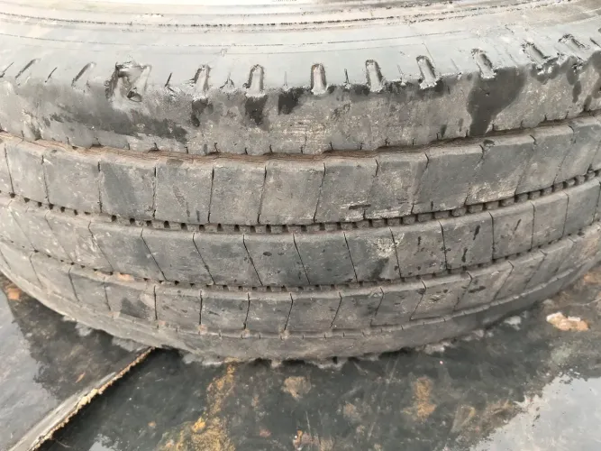Vendo 5 pneus pra roda sem câmara caminhão 3/4