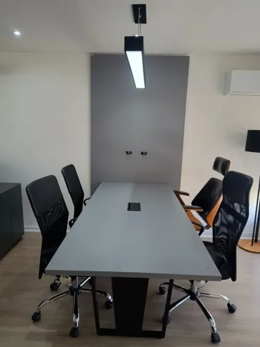 Mesa cinza com painel escritório sala