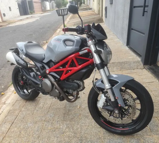 Ducati 796, Cinza moonstone ( Exclusiva)