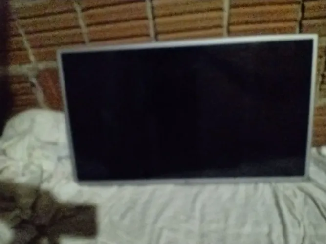 Tv LG 32LJ600B Com Tela Quebrada.