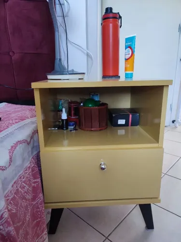 Vendo mesinha de cabeceira retrô 