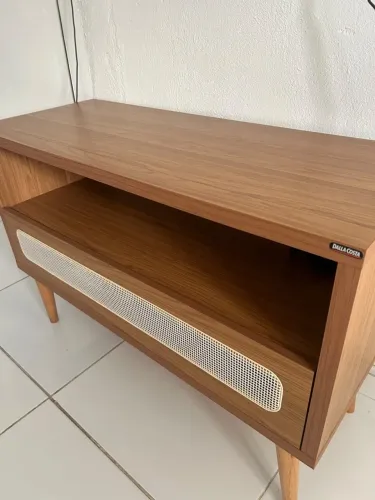 RACK Dalla Costa 100% MDF / pés em madeira/ 90cm de largura / sem nenhuma marca de uso