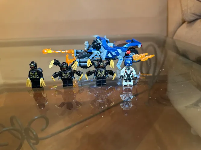 LEGO Avengers Capitão América vs Outriders 76123 COMPLETO