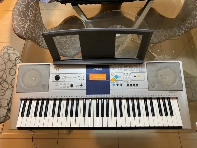 Teclado YAMAHA PSR e323 - Comprado na Espanha