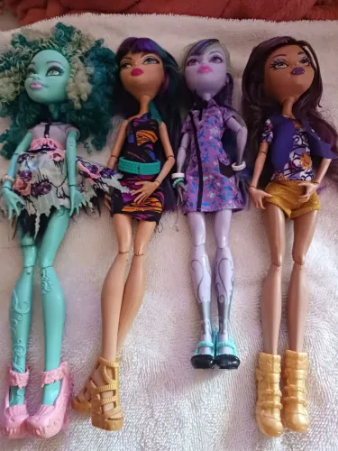 Lote de bonecas monster high. 