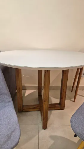 Mesa 4 lugares com cadeiras Eames Linho 
