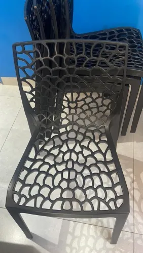 Cadeira preta elegante e confortável