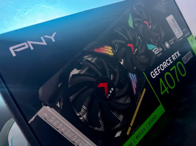 RTX 4070 SUPER XLR8 (mais rápida que a RTX 5070 em testes)