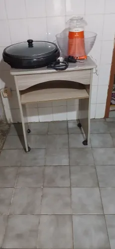 Mesa,Fritadeira, Pipoqueira todos novos e funcionando, desocupar espaço tudo por R$250,urg
