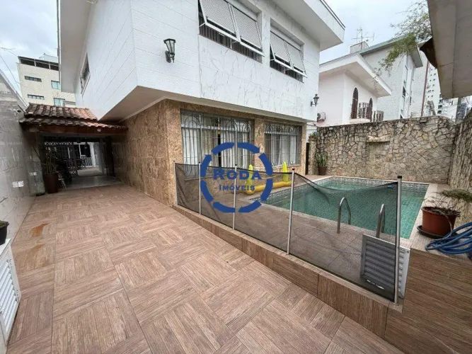 Casa de Alto Padrão com 4 Quartos, Piscina e Espaços Exclusivos para Toda a Família