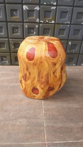 Puff de madeira maciça orgânica 