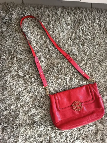 Bolsa envelope vermelha, marca: Tory Burch